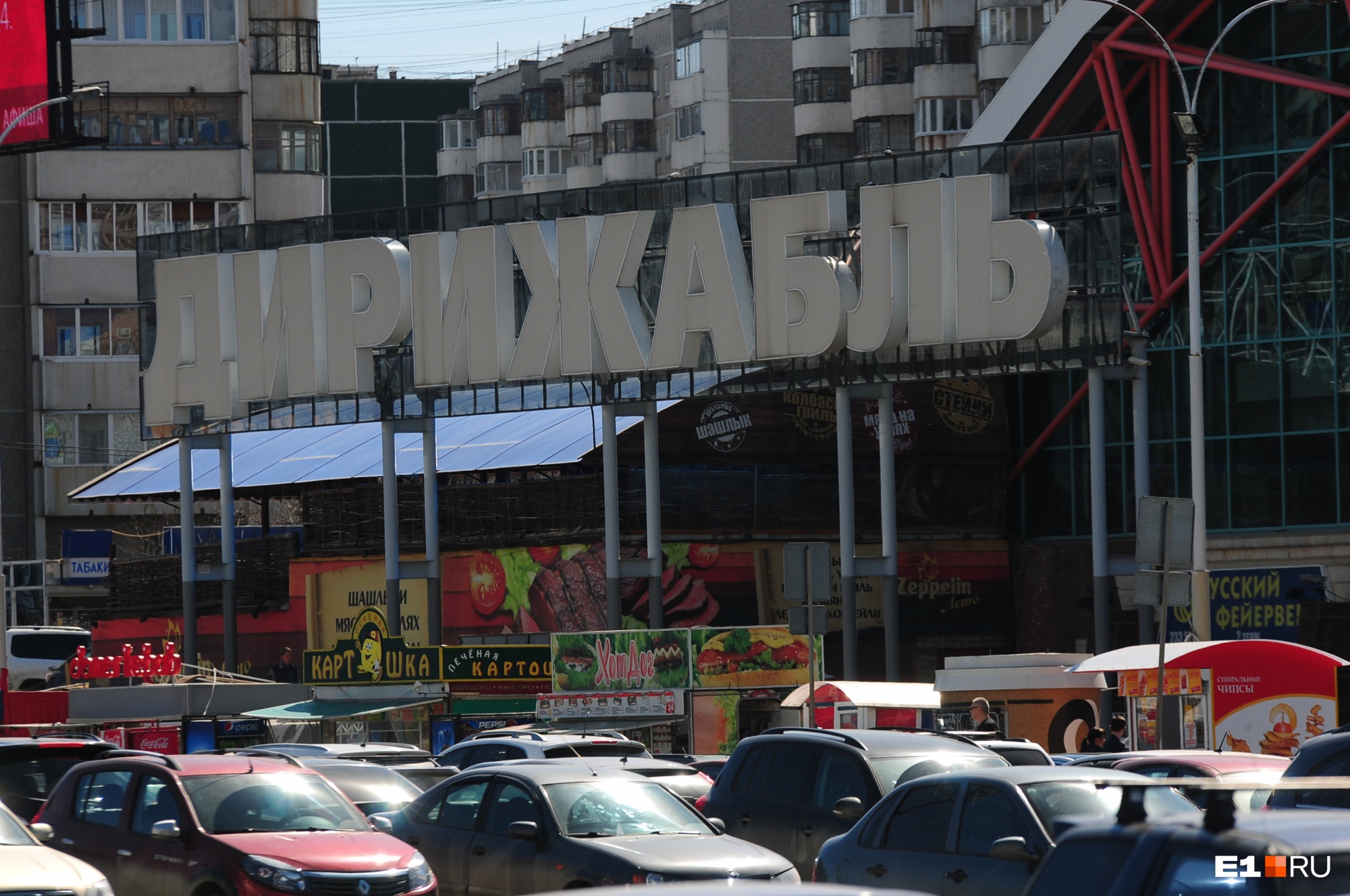 «Брызнули перцовкой в лицо». В торговом центре в Екатеринбурге на девушку у банкомата напали грабители в масках