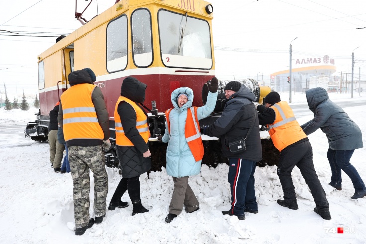Вызволять вагон из снежного плена пришлось всей бригадой