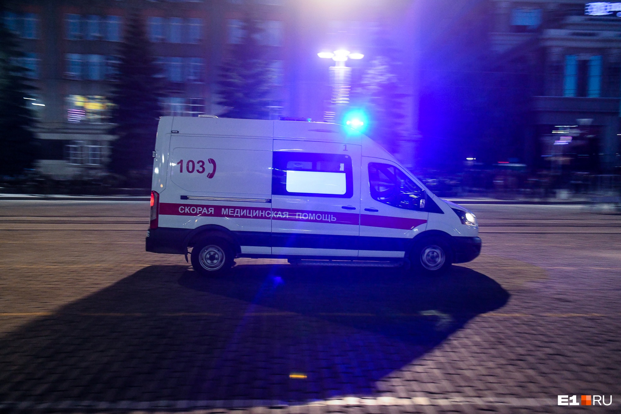 Подрезал и корчил рожи: в Екатеринбурге автохам мешал скорой помощи, которая везла беременную женщину