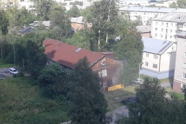 Этим летом сошли со свай уже несколько аварийных «деревяшек» в Архангельске Этим летом сошли со свай уже несколько аварийных «деревяшек» в Архангельске