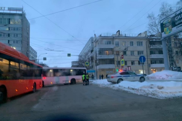 Сотрудники полиции никого не пропускают, в том числе общественный транспорт Сотрудники полиции никого не пропускают, в том числе общественный транспорт