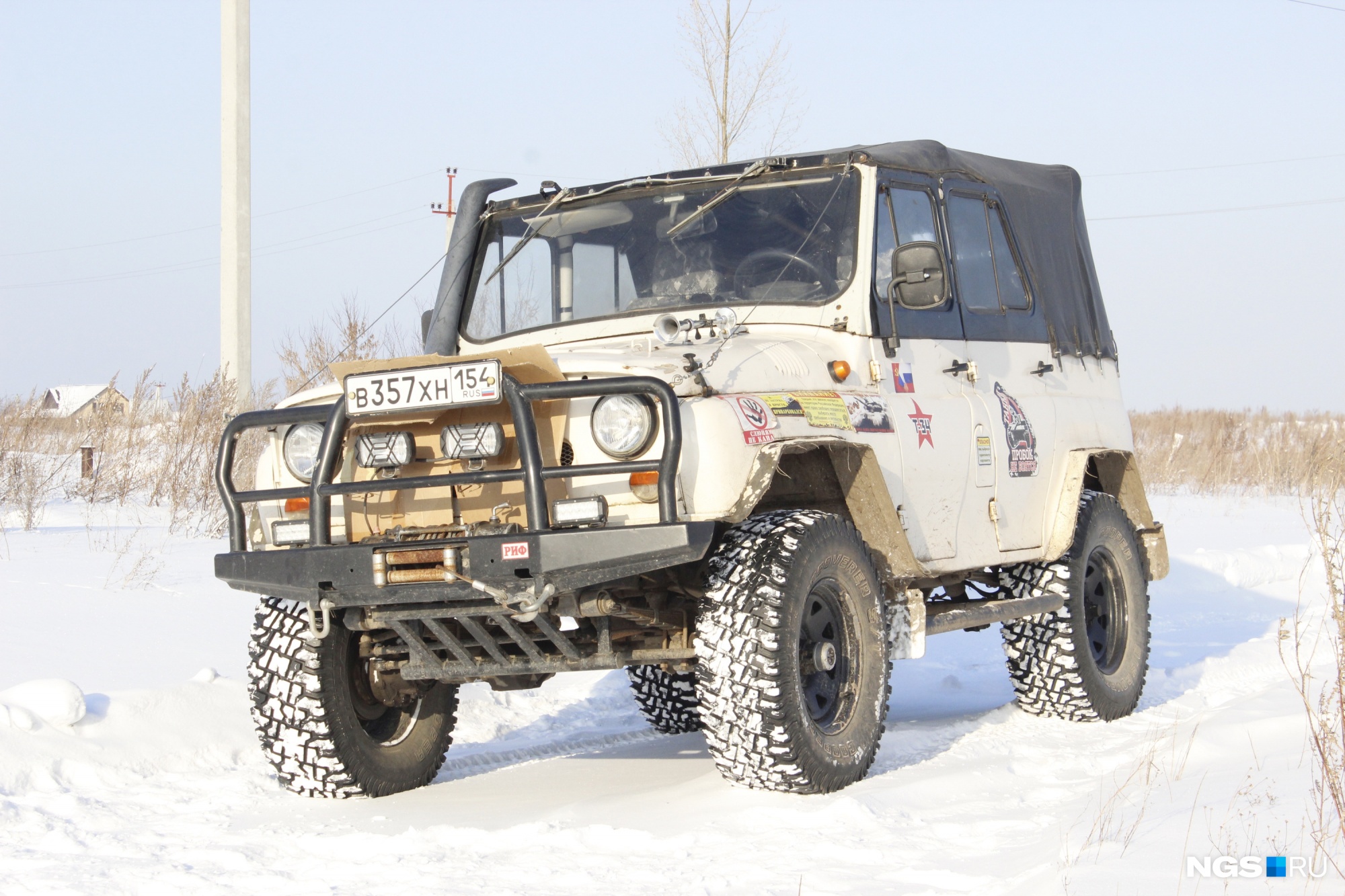 Сибиряк переделал 30-летний УАЗ — огромные колеса и мотор от «буханки». Теперь спасает застрявшие «Крузеры» и «Прадики»