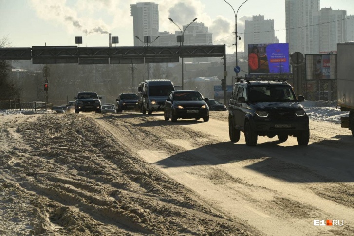 Жители Екатеринбурга жалуются на колеи и накаты на дорогах