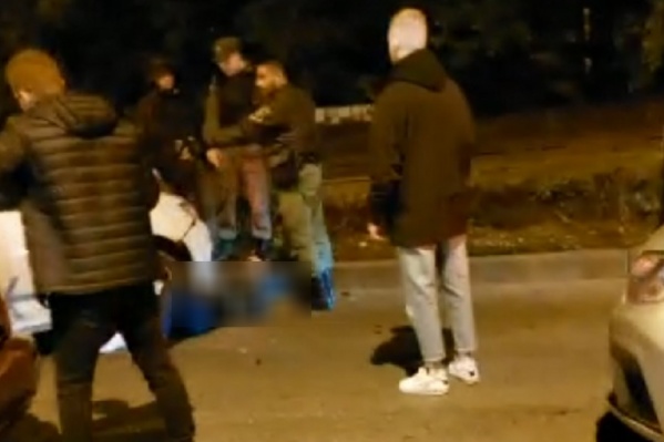 Человек лежал под машиной Человек лежал под машиной