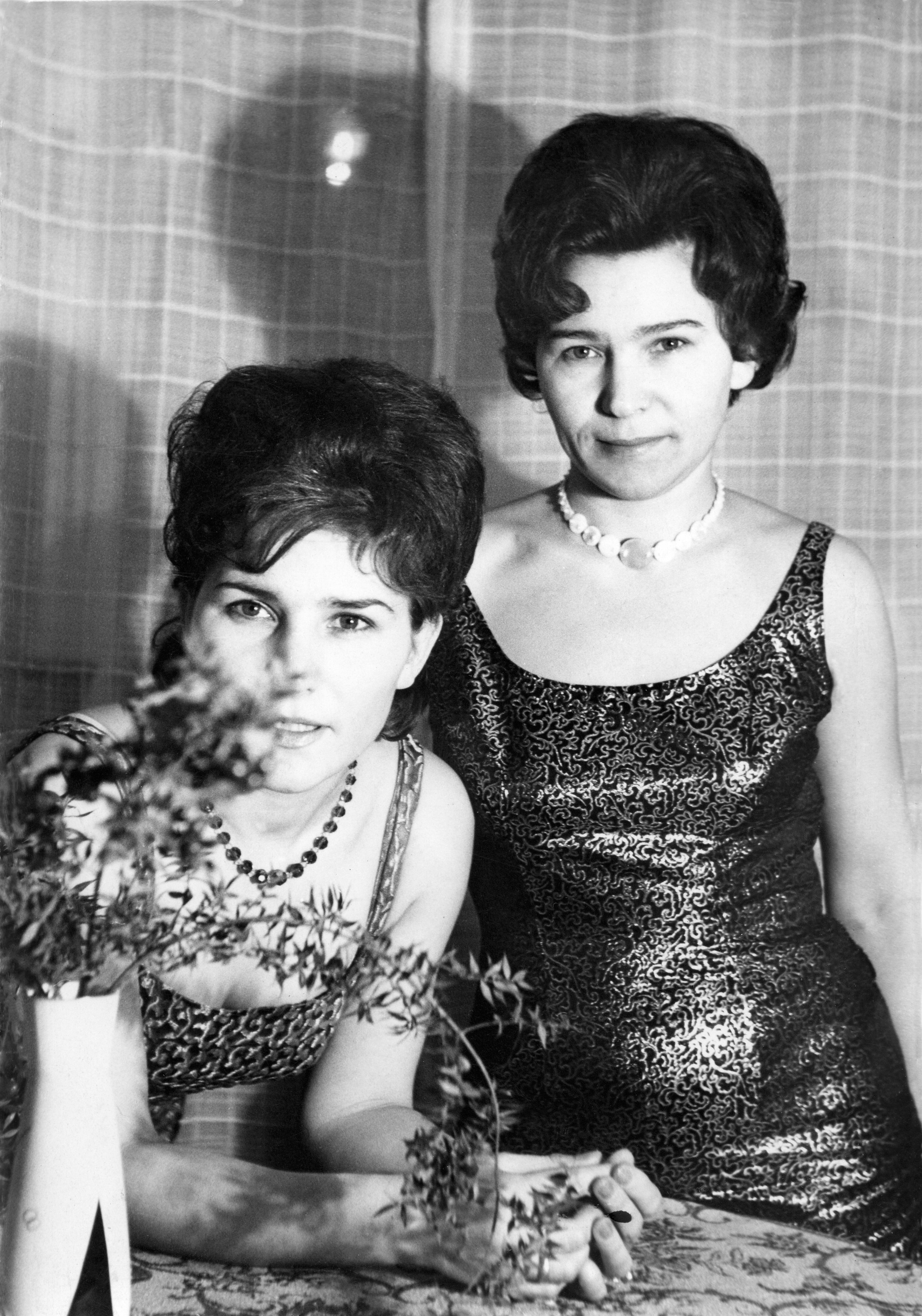 Младшая сестра Роза (слева) помогала Наине разнообразить гардероб вещами из ГДР. <br>Фото 1967 г.