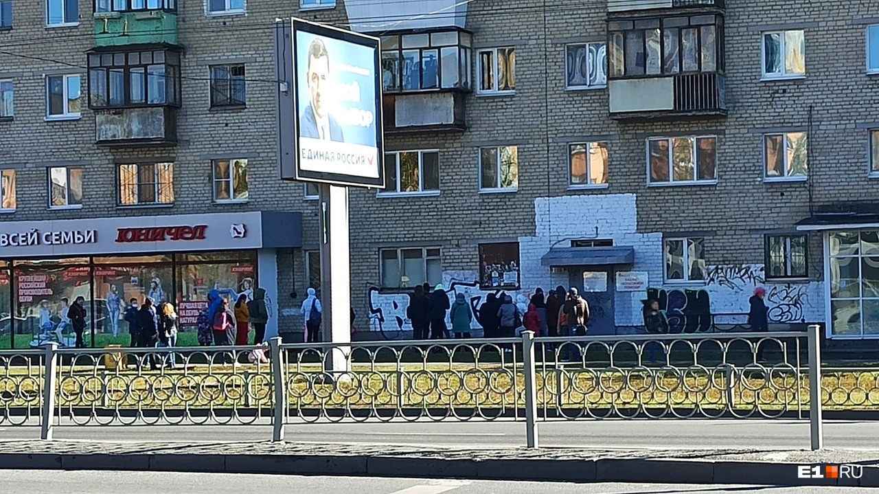 «Все дети с соплями». В поликлиниках Екатеринбурга выстроились огромные очереди