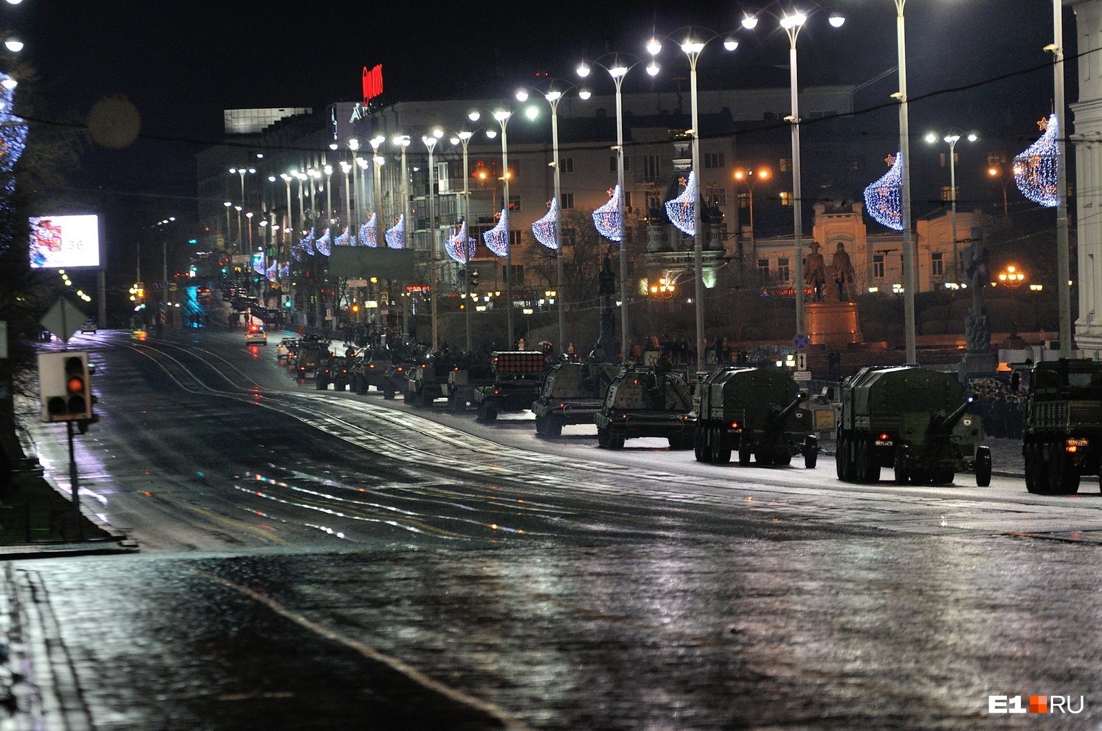 Такого еще не было: о перекрытии дорог в центре Екатеринбурга горожан предупредило МЧС