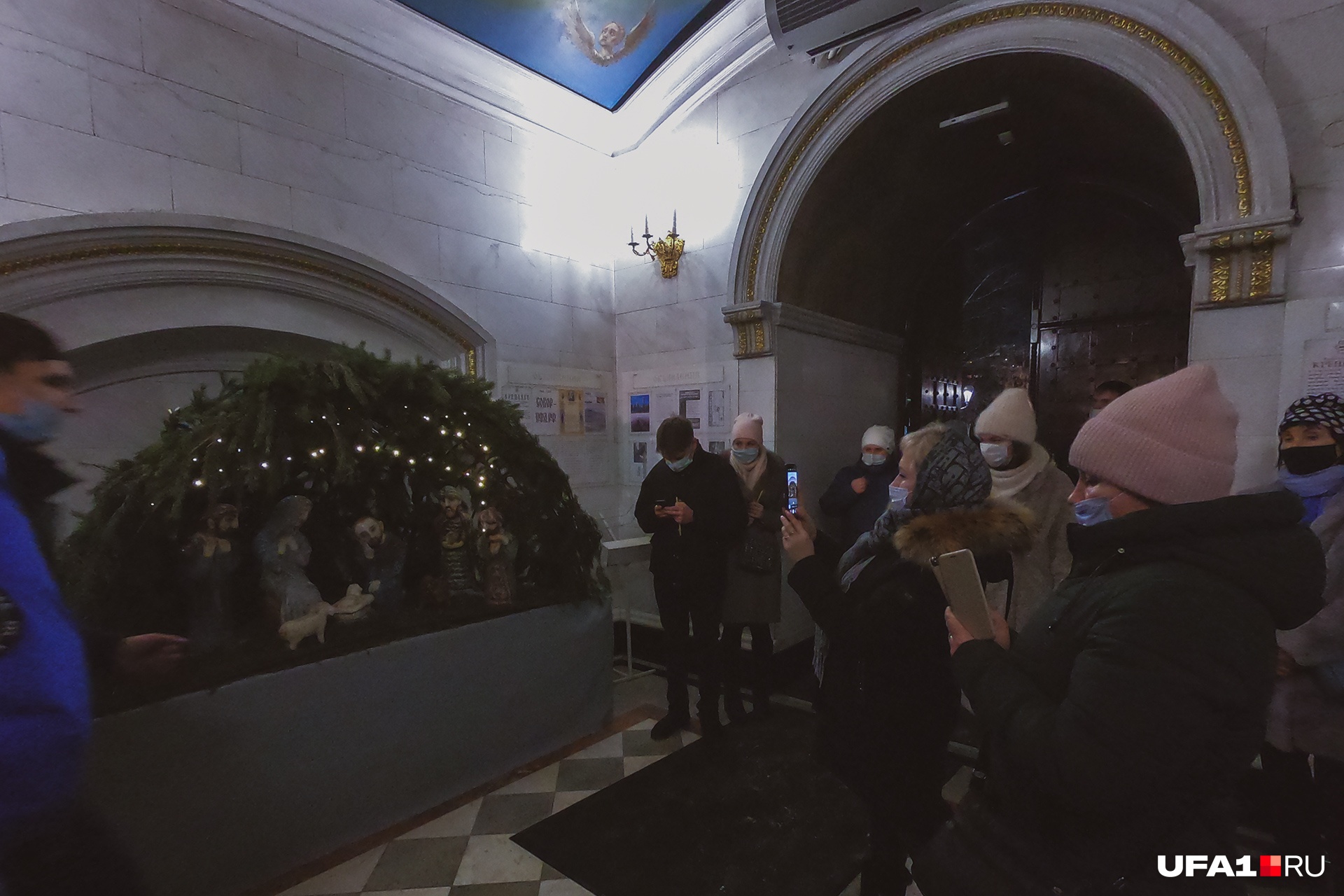 Сцену, где пастухи пришли в пещеру поклониться Христу, прихожане с удовольствием снимали на свои гаджеты. Масками не пренебрег никто Сцену, где пастухи пришли в пещеру поклониться Христу, прихожане с удовольствием снимали на свои гаджеты. Масками не пренебрег никто