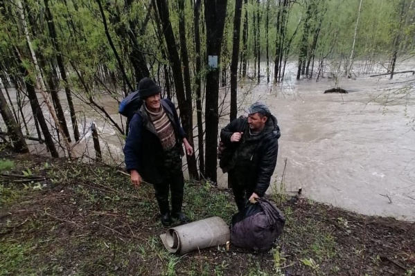 За трое суток у мужчин закончился весь провиант За трое суток у мужчин закончился весь провиант