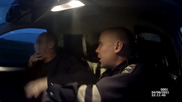 Скриншот видео <a href="https://mvdmedia.ru/news/operativnye-novosti/netrezvyy-voditel-iz-priangarya-popytalsya-sest-sostavlennyy-avtoinspektorom-protokol-/" class="io-leave-page _" target="_blank">«МВД Медиа»</a>