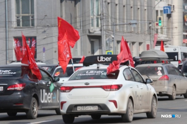 Автомобили проехали по центру города Автомобили проехали по центру города