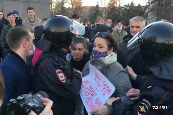 Задержали женщину с самодельным плакатом Задержали женщину с самодельным плакатом