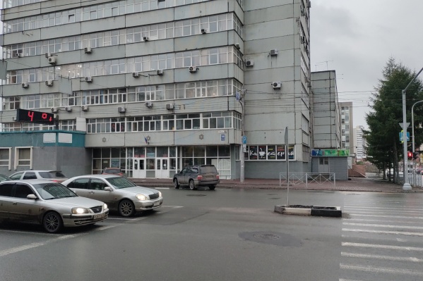 Иногда несколько секций забора смотрятся довольно комично. Есть предположения, зачем установлено это ограждение на Каменской? Иногда несколько секций забора смотрятся довольно комично. Есть предположения, зачем установлено это ограждение на Каменской?