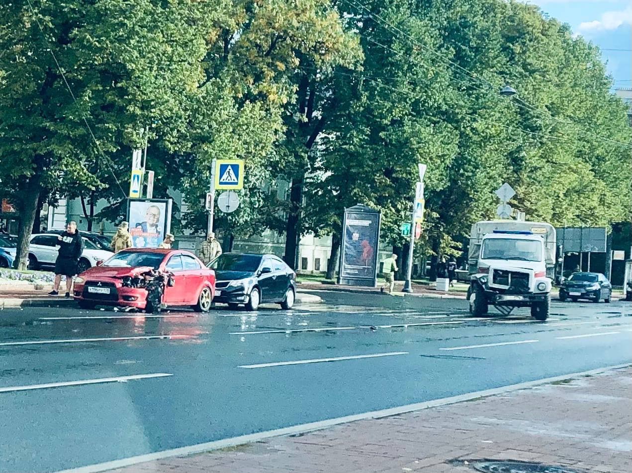 На Новоизмайловском в Петербурге столкнулись автомобиль Росгвардии и Mitsubishi