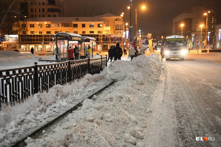 Чтобы пройти от остановки к автобусу, екатеринбуржцы преодолевают снежные кучи 