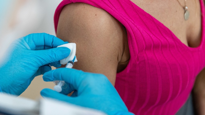 В России начались испытания еще одной вакцины от коронавируса. Что о ней известно?