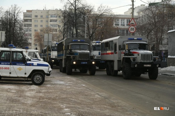 Спецмашины возле здания областной прокуратуры Спецмашины возле здания областной прокуратуры