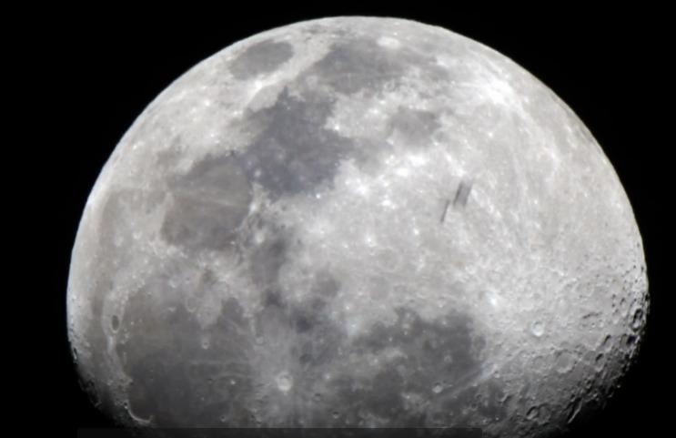 Илон Маск заглянул к вам в окно. Петербуржец снял спутники на фоне Луны