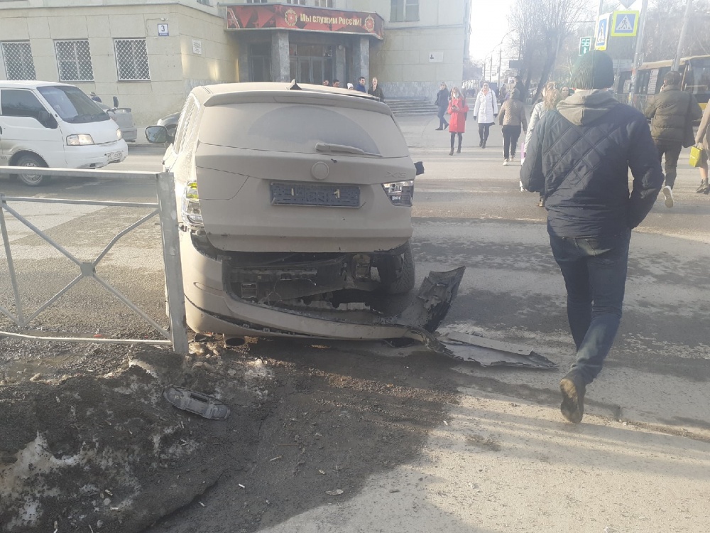 Удар пришелся в заднюю часть BMW X3 Удар пришелся в заднюю часть BMW X3