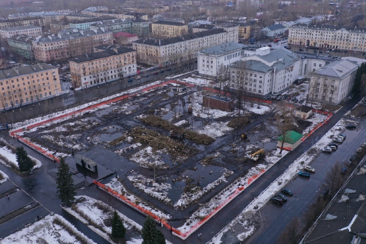 Так сегодня выглядит пространство за Домом корабелов (здание справа) Так сегодня выглядит пространство за Домом корабелов (здание справа)