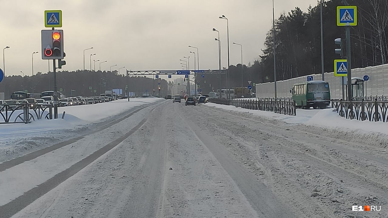 Из ряда в ряд на скорости лучше не перестраиваться — может занести Из ряда в ряд на скорости лучше не перестраиваться — может занести