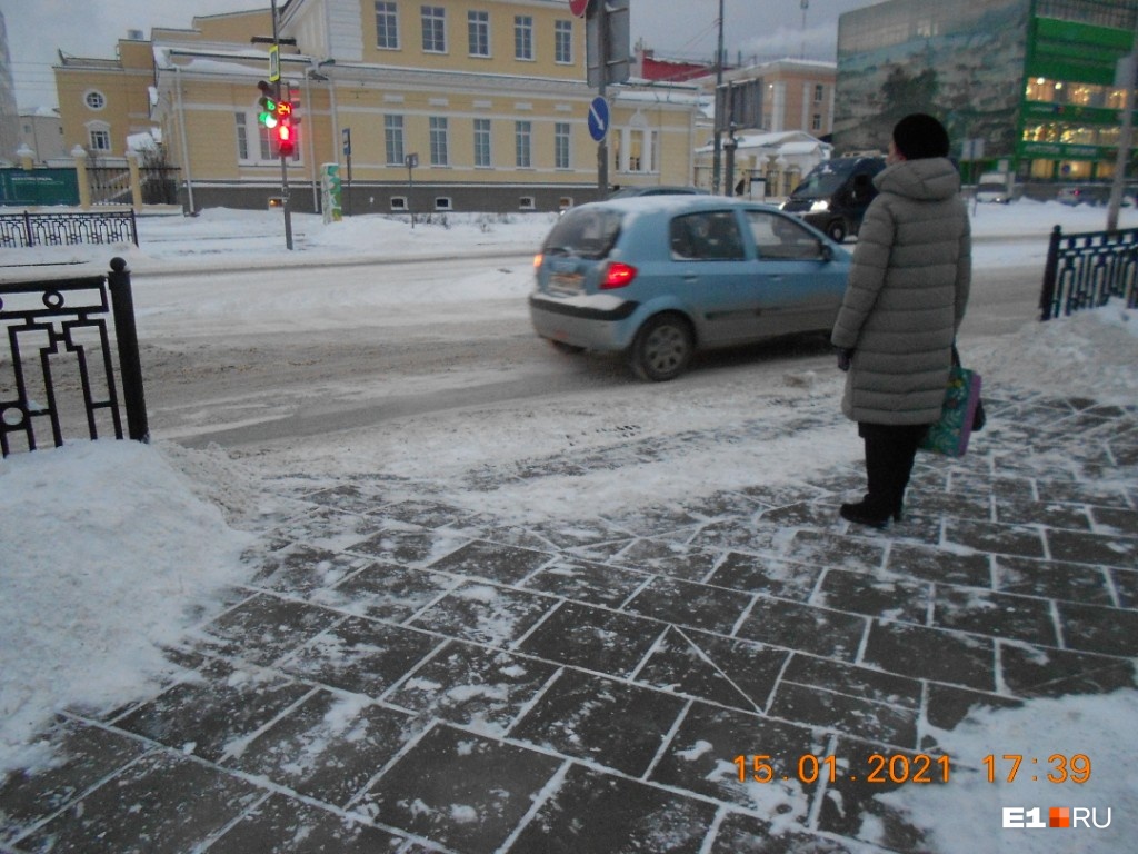 Верх-Исетский бульвар, кажется, одно из немногих отчищенных от снега мест