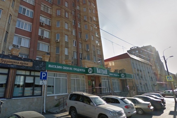 Лобовое стекло авто разбили на парковке улицы Циолковского Лобовое стекло авто разбили на парковке улицы Циолковского