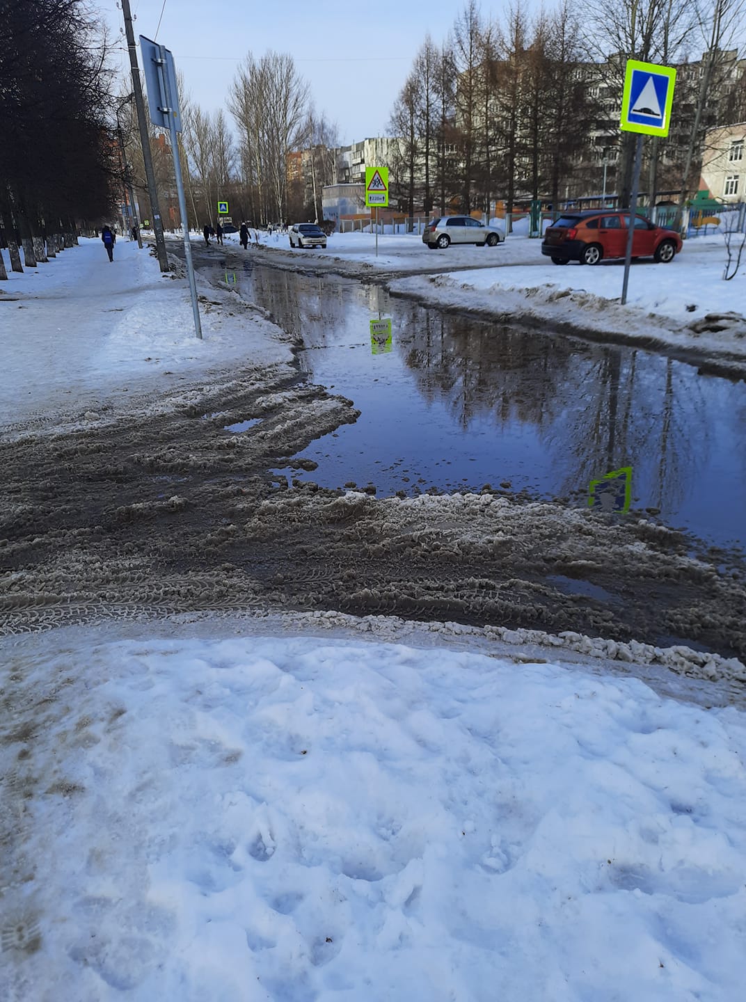 На улице Серго Орджоникидзе дети добираются до школы вплавь На улице Серго Орджоникидзе дети добираются до школы вплавь