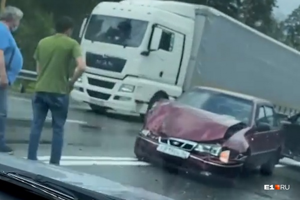Автомобили перекрыли одну из полос Автомобили перекрыли одну из полос