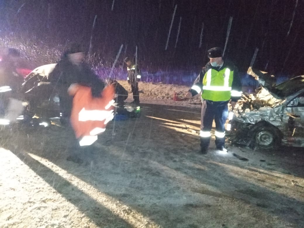 На трассе в Свердловской области в ДТП с двумя легковушками погибли пять человек