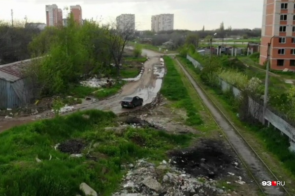 Другую асфальтированную дорогу закрыли шлагбаумами Другую асфальтированную дорогу закрыли шлагбаумами