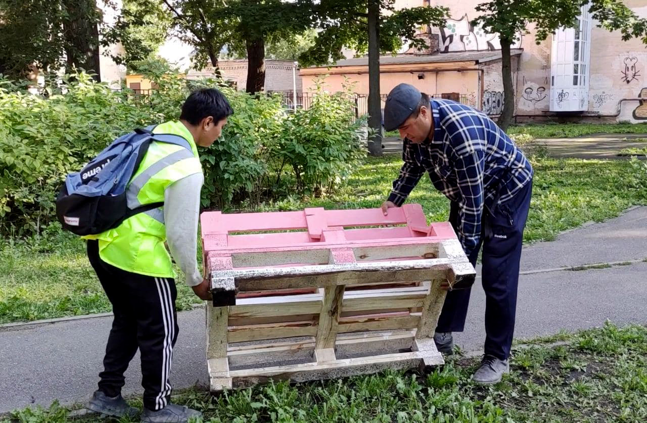 Пока, сосед! На Васильевском коммунальщики взялись за уничтожение благоустройства в сквере, над которым жители трудились месяц