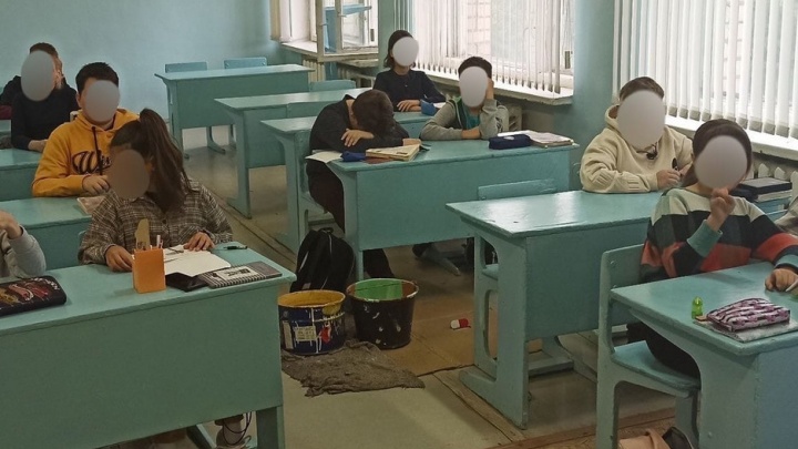«Переселили в другой кабинет»: под Волгоградом школьники ждут ремонта протекающей крыши над классом