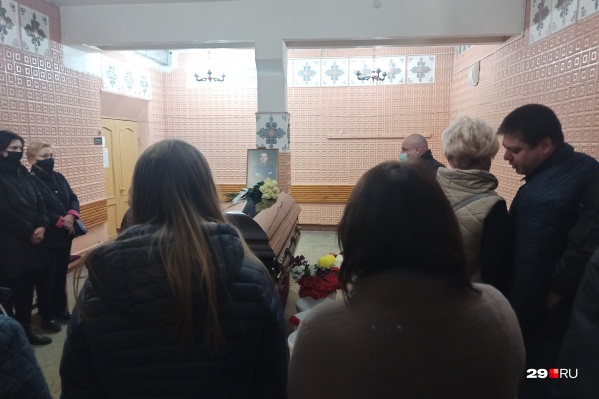 На прощание с Леонидом пришло более <nobr class="_">60 человек</nobr> На прощание с Леонидом пришло более <nobr class="_">60 человек</nobr>