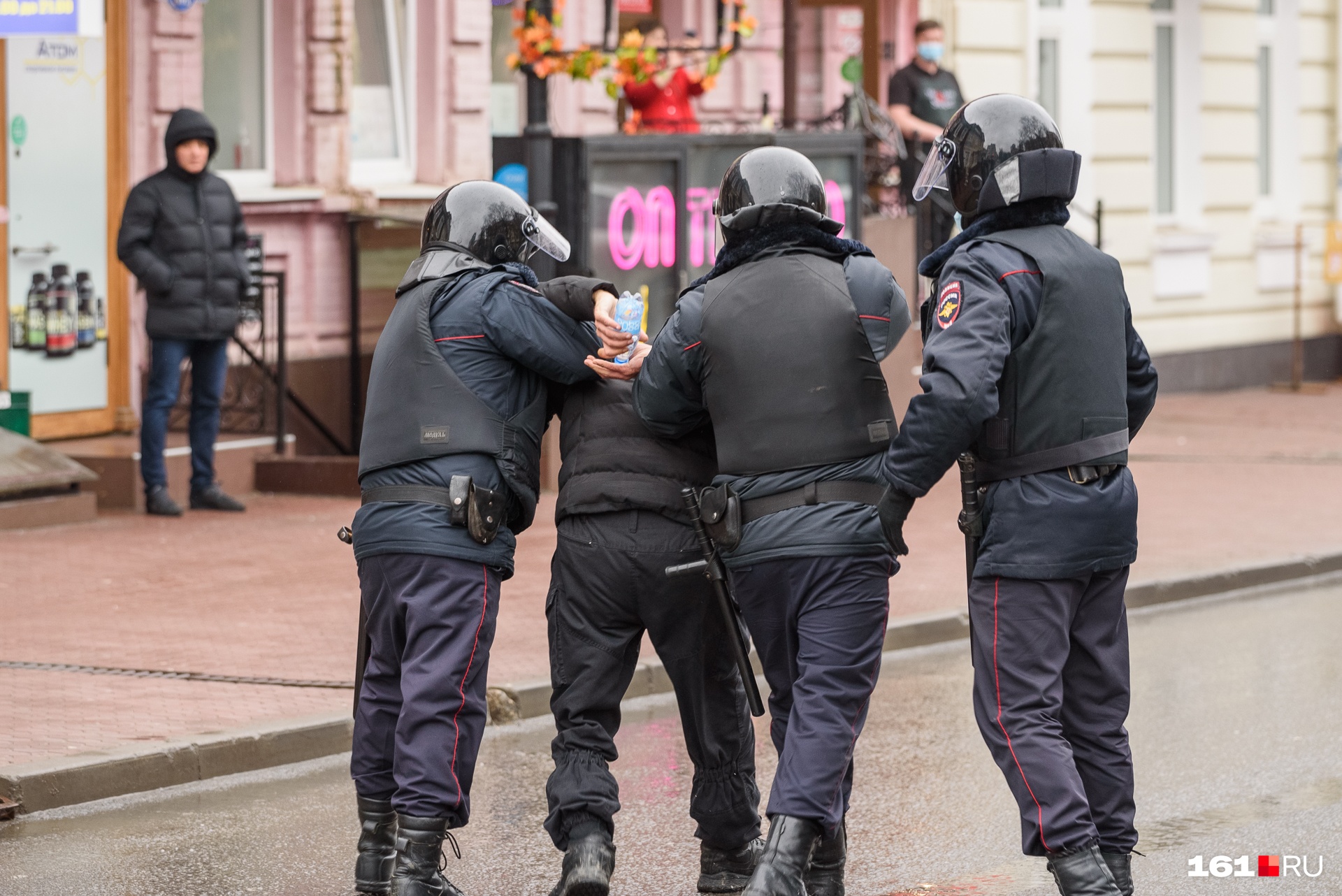 Задерживали иногда жестко Задерживали иногда жестко