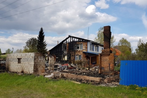 Дом чиновницы сгорел в ночь с 22 <nobr class="_">на 23 мая</nobr> <nobr class="_">2019 года</nobr> Дом чиновницы сгорел в ночь с 22 <nobr class="_">на 23 мая</nobr> <nobr class="_">2019 года</nobr>