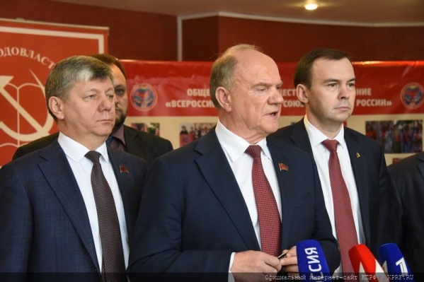 Зюганов выступил с требованием к президенту и премьеру Зюганов выступил с требованием к президенту и премьеру 
