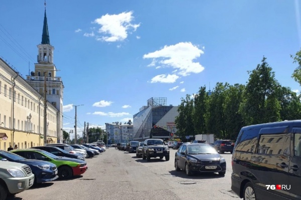В Ярославле придумали, как бороться с незаконной парковкой на улице Победы В Ярославле придумали, как бороться с незаконной парковкой на улице Победы