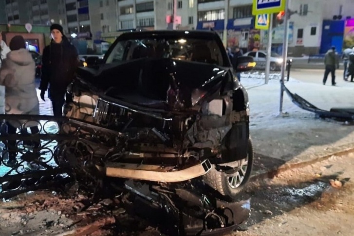 Внедорожник сотрудника ГИБДД влетел в дорожное ограждение Внедорожник сотрудника ГИБДД влетел в дорожное ограждение