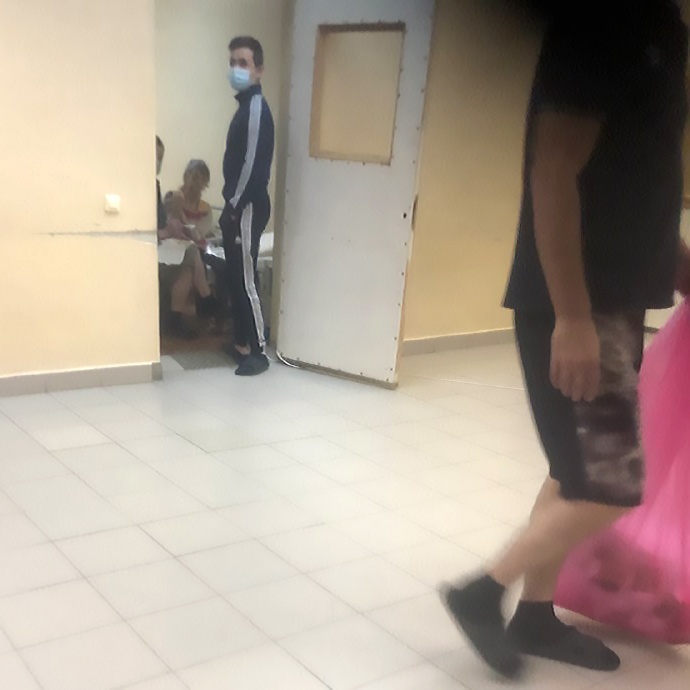 На этажах женщин и мужчин содержат вместе, у них общие душевые и туалеты. Медики не следят за пациентами, когда те отправляются мыться и справить нужду На этажах женщин и мужчин содержат вместе, у них общие душевые и туалеты. Медики не следят за пациентами, когда те отправляются мыться и справить нужду