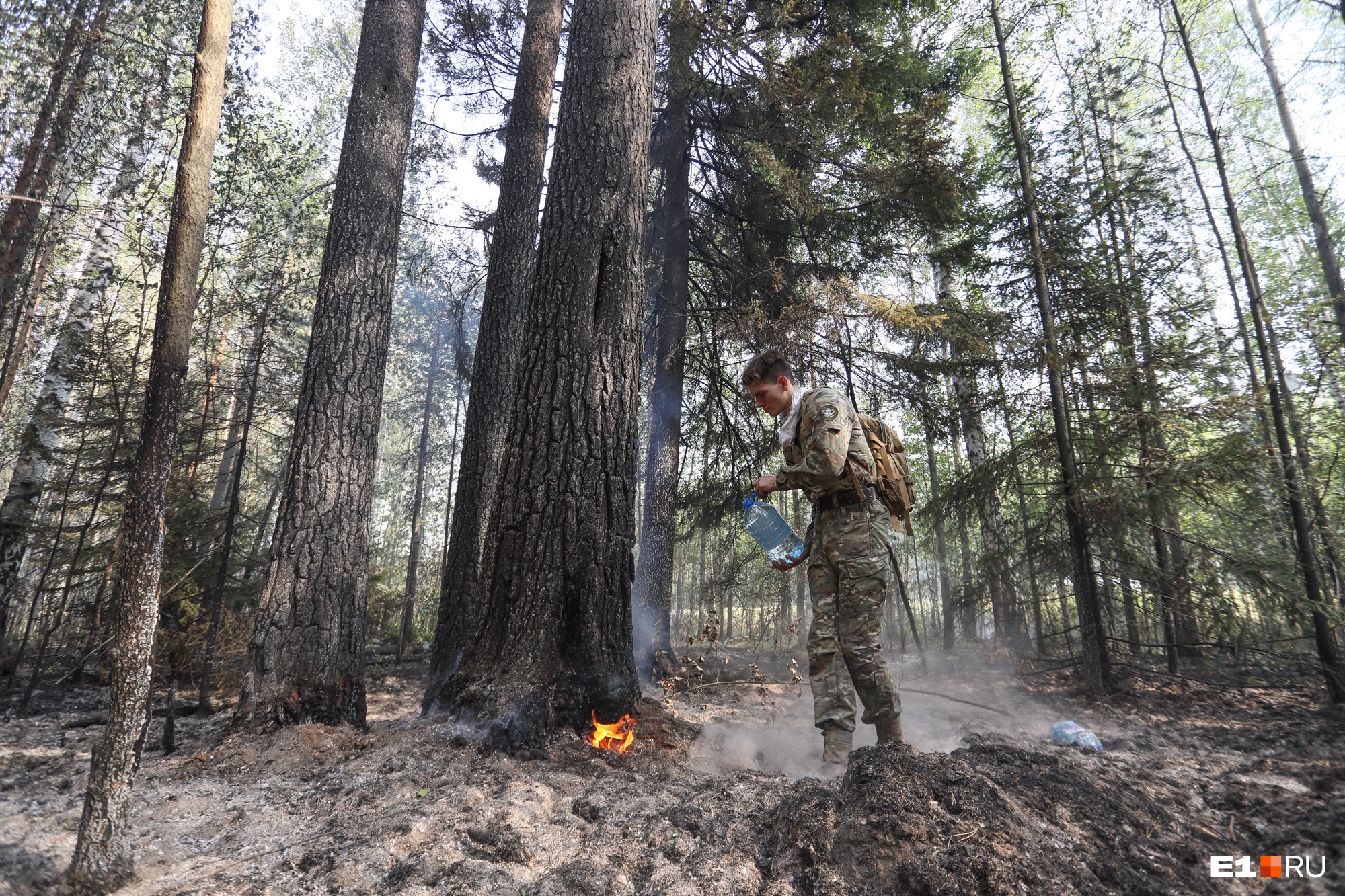 От парня-модели до работяги с завода: кто тушит сильные лесные пожары под Екатеринбургом