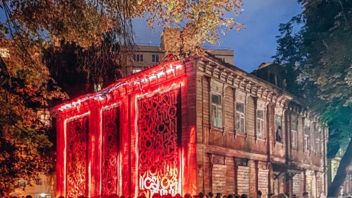 «Это не оберег»: Огненная инсталляция Покраса Лампаса возмутила градозащитников