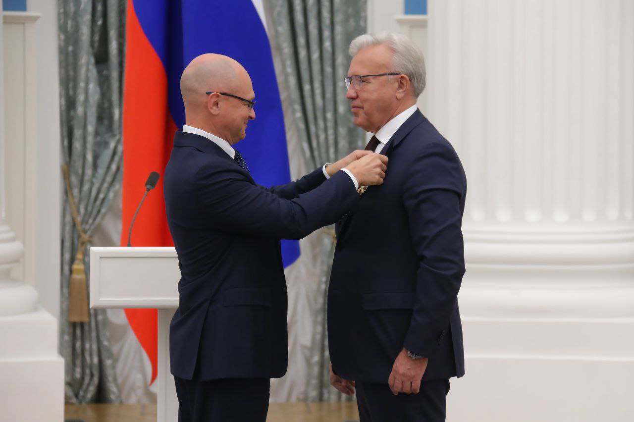 Красноярскому губернатору Уссу вручили орден Александра Невского. Награда 1,5 года ждала своего героя