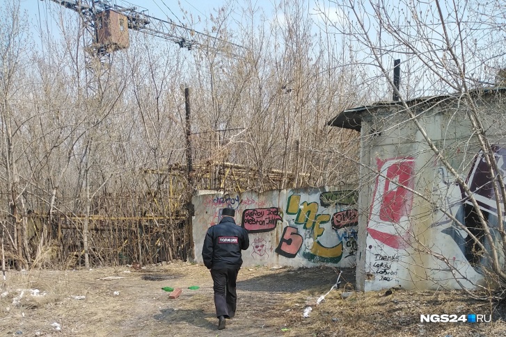 В 5 минутах ходьбы от места пропажи жилье заканчивается. Дальше — старая нефтебаза, склады, гаражные массивы, множество заброшек В 5 минутах ходьбы от места пропажи жилье заканчивается. Дальше — старая нефтебаза, склады, гаражные массивы, множество заброшек