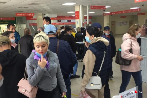 Люди с утра стоят в очередях, пытаясь получить услуги в челябинских МФЦ Люди с утра стоят в очередях, пытаясь получить услуги в челябинских МФЦ