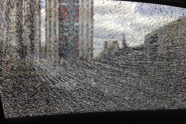 От выстрела треснуло заднее стекло автомобиля 