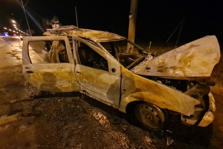 После аварии одна из машин загорелась После аварии одна из машин загорелась