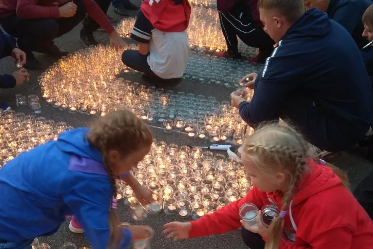 Свечи зажигали взрослые, расставляли дети