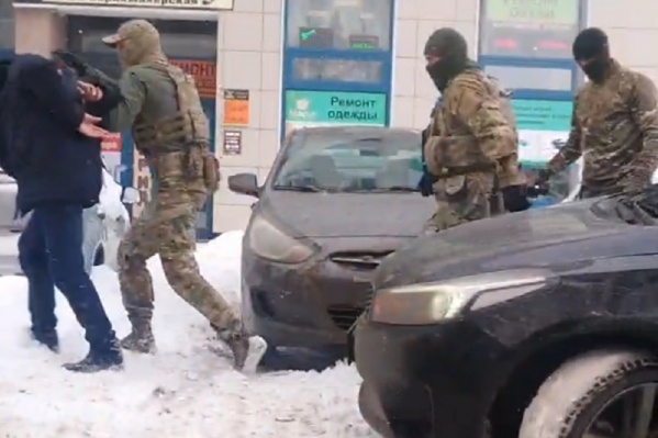 Задержанных посадили в машину и увезли Задержанных посадили в машину и увезли