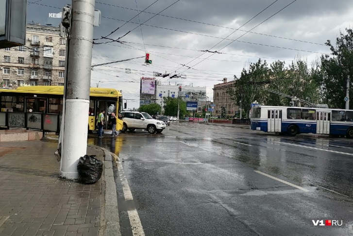 Пассажиры в аварии не пострадали Пассажиры в аварии не пострадали